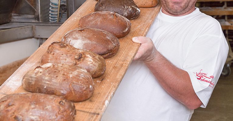 Bäckerei Schmidhuber – Christian Schmidhuber trägt Brote