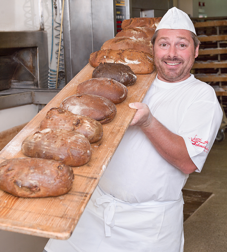 Bäckerei Schmidhuber – Christian Schmidhuber trägt Brote