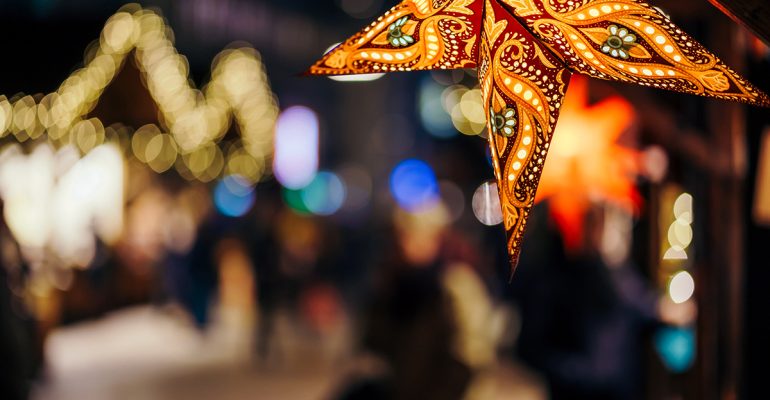 Kunstvoller Weihnachtsstern auf Adventmarkt